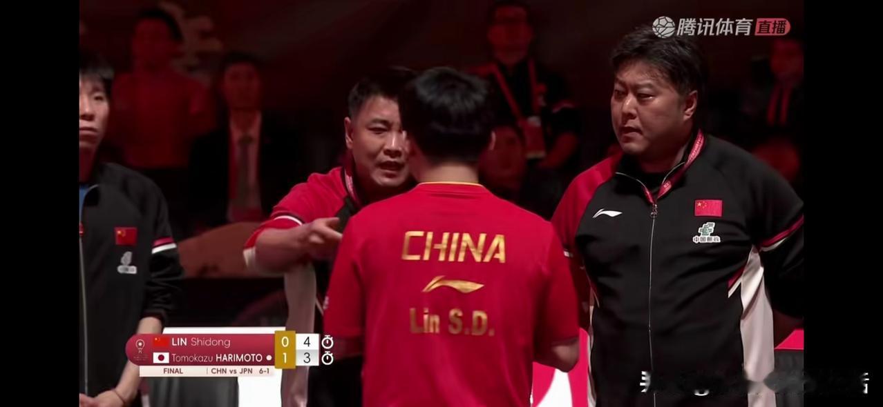 成都混团决赛，王励勤和秦志戬一直坐在团队里，从混双看到女单再到男单，运动员赢球了