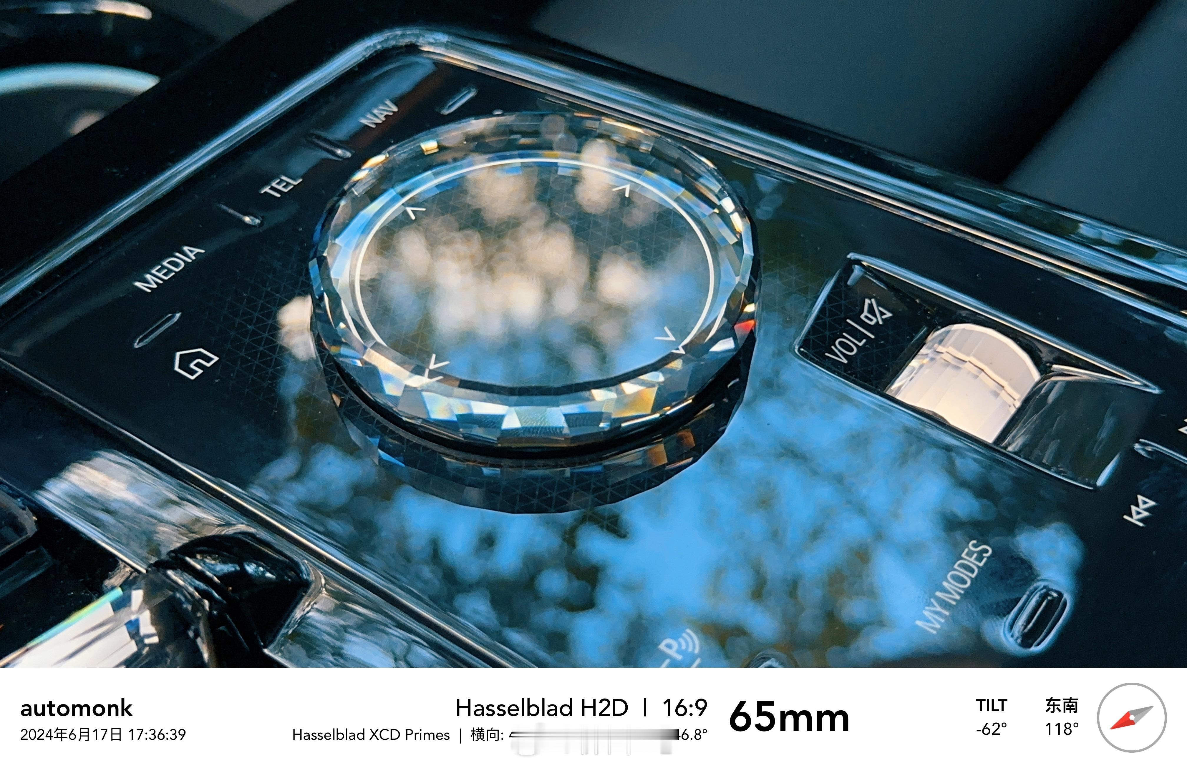 M60的施华洛世奇水晶组件，将iDrive旋钮快速拨动，让其旋转起来，就出现了图