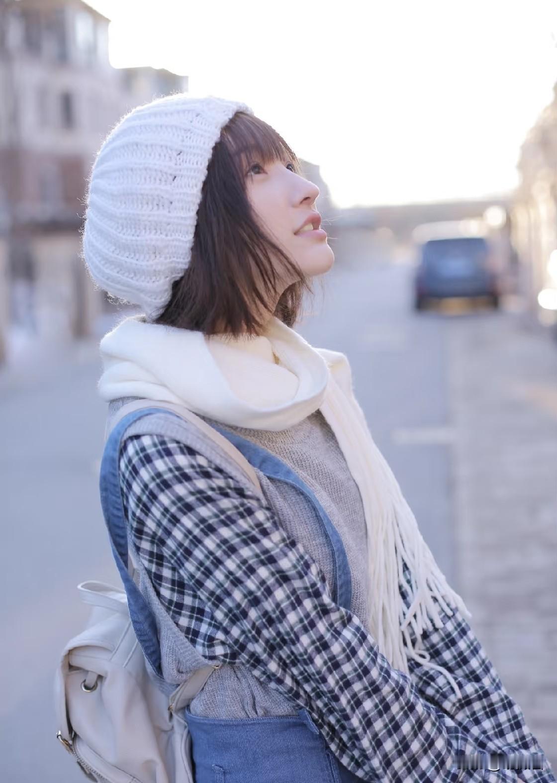 冬日暖阳下，少女漫步街头，享受美好时光。