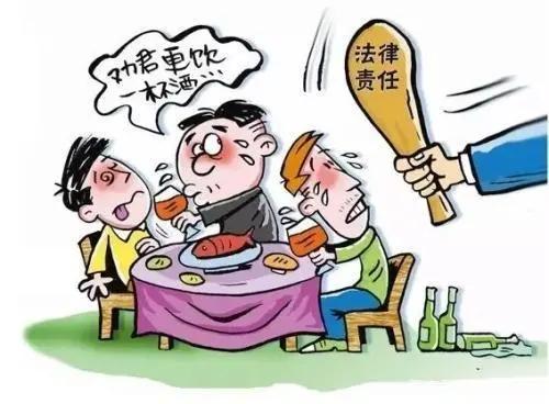湖北武汉，四位退休老友聚餐畅饮，两瓶白酒下肚，散场时，其中一人顺路将明显醉酒的老
