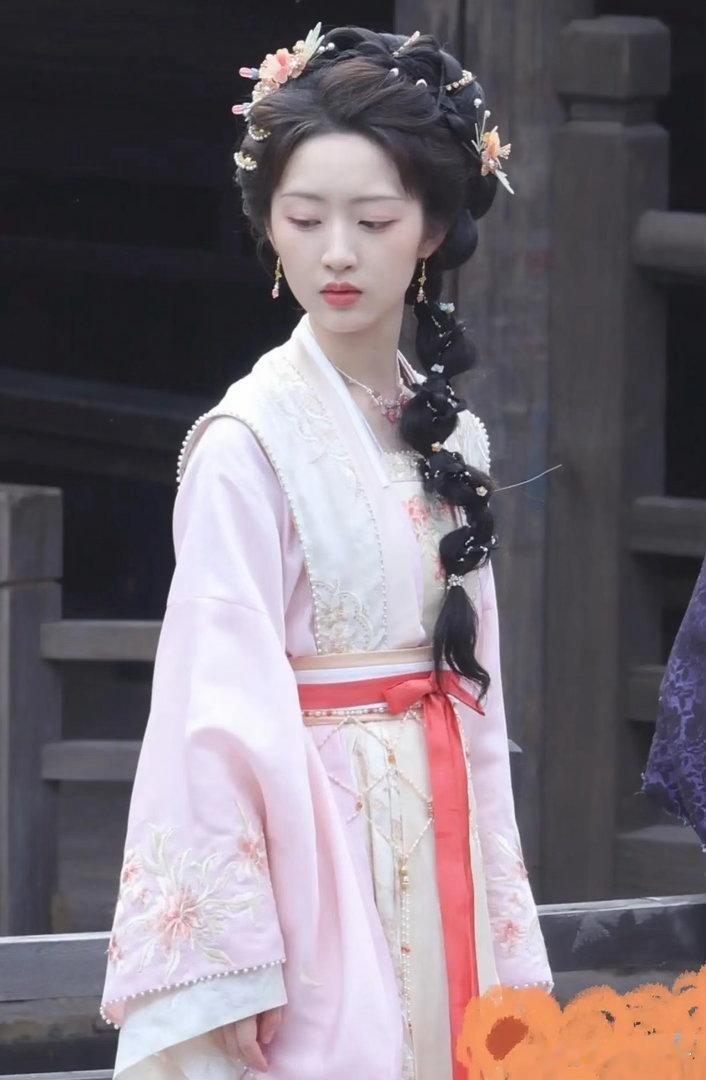 如今古偶掀起同款单侧大麻花辫热潮，赵今麦、卢昱晓、邓恩熙相继解锁这套妆造 