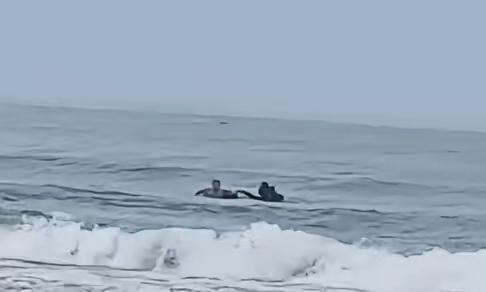 “有人会游泳吗？救救我老公和孩子！”

那喊声，是撕破喉咙的绝望。沙滩上嬉闹的人