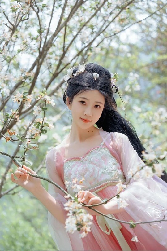 女生拍汉服被小朋友们钓成翘嘴谁能拒绝这样温柔治愈的画面。一袭汉服漫步街头，一群小
