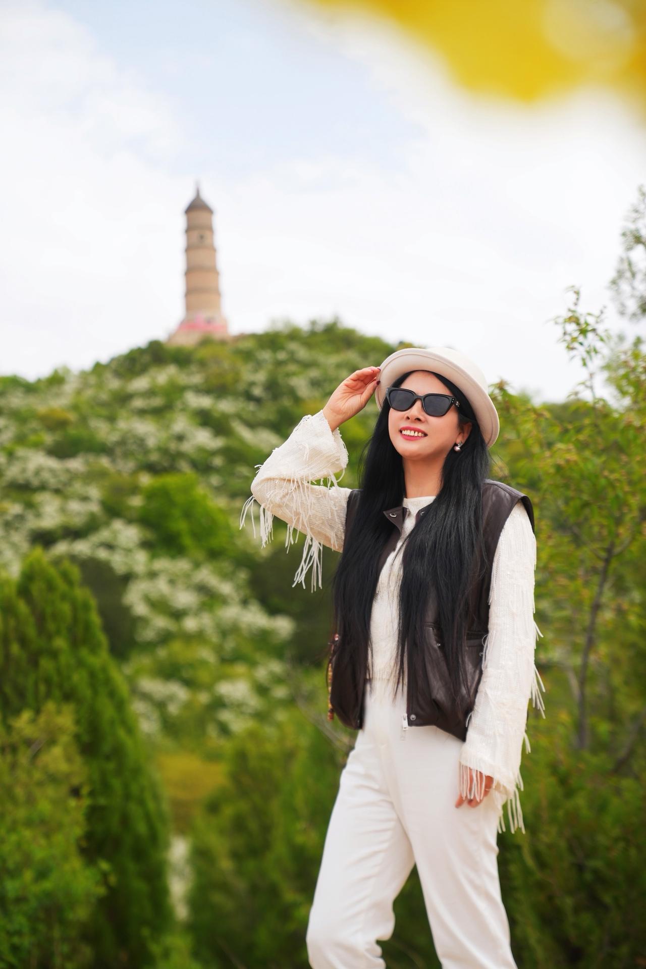 山西翼城｜ 🩵 翔山

山巅有文峰塔，
漫山遍野的花开，
十分适合户外爱好者～