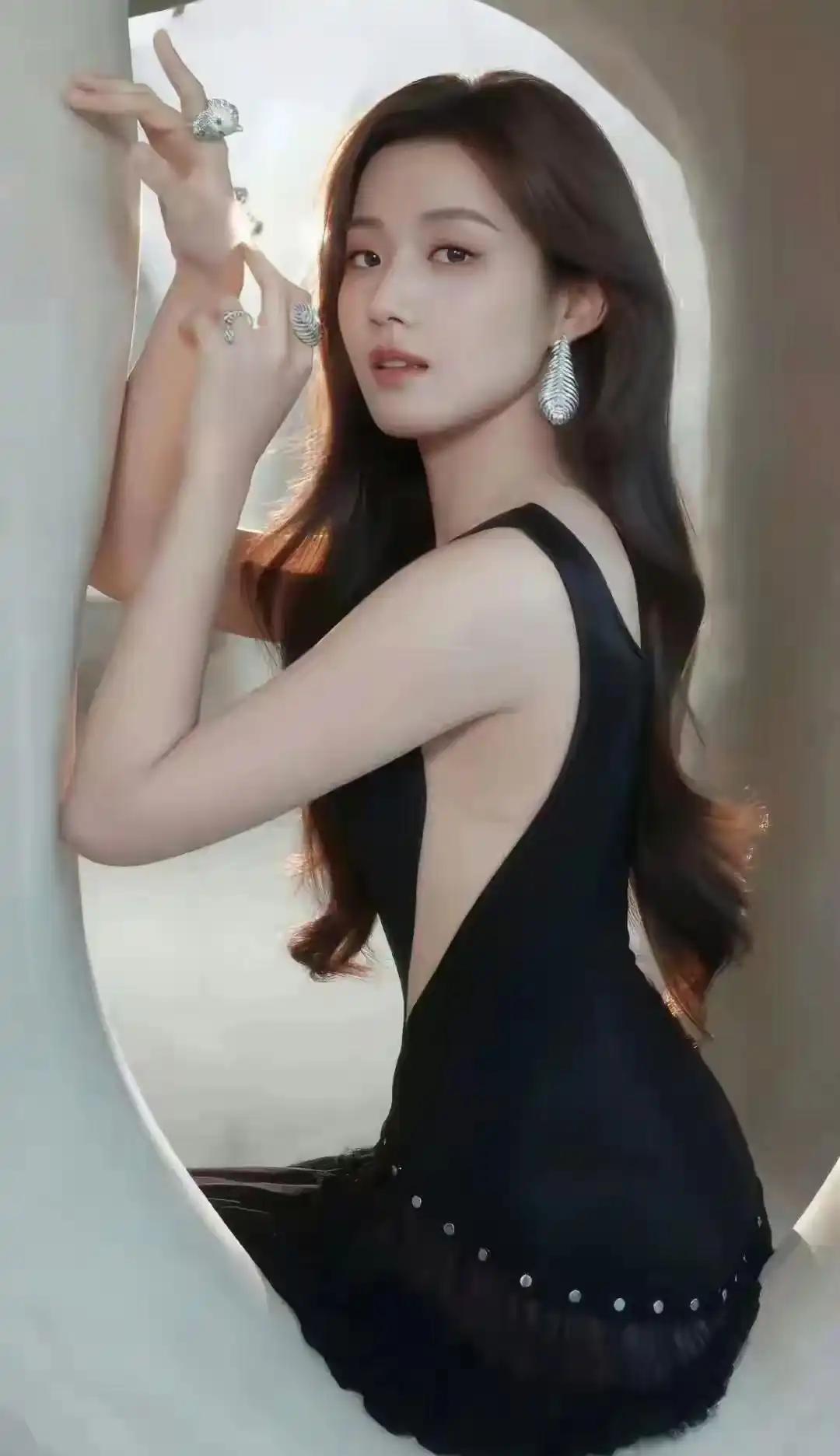 卢昱晓真是淡颜系天花板，无论是甜酷辣妹风还是优雅贵气感都能轻松驾驭，每一帧都美得