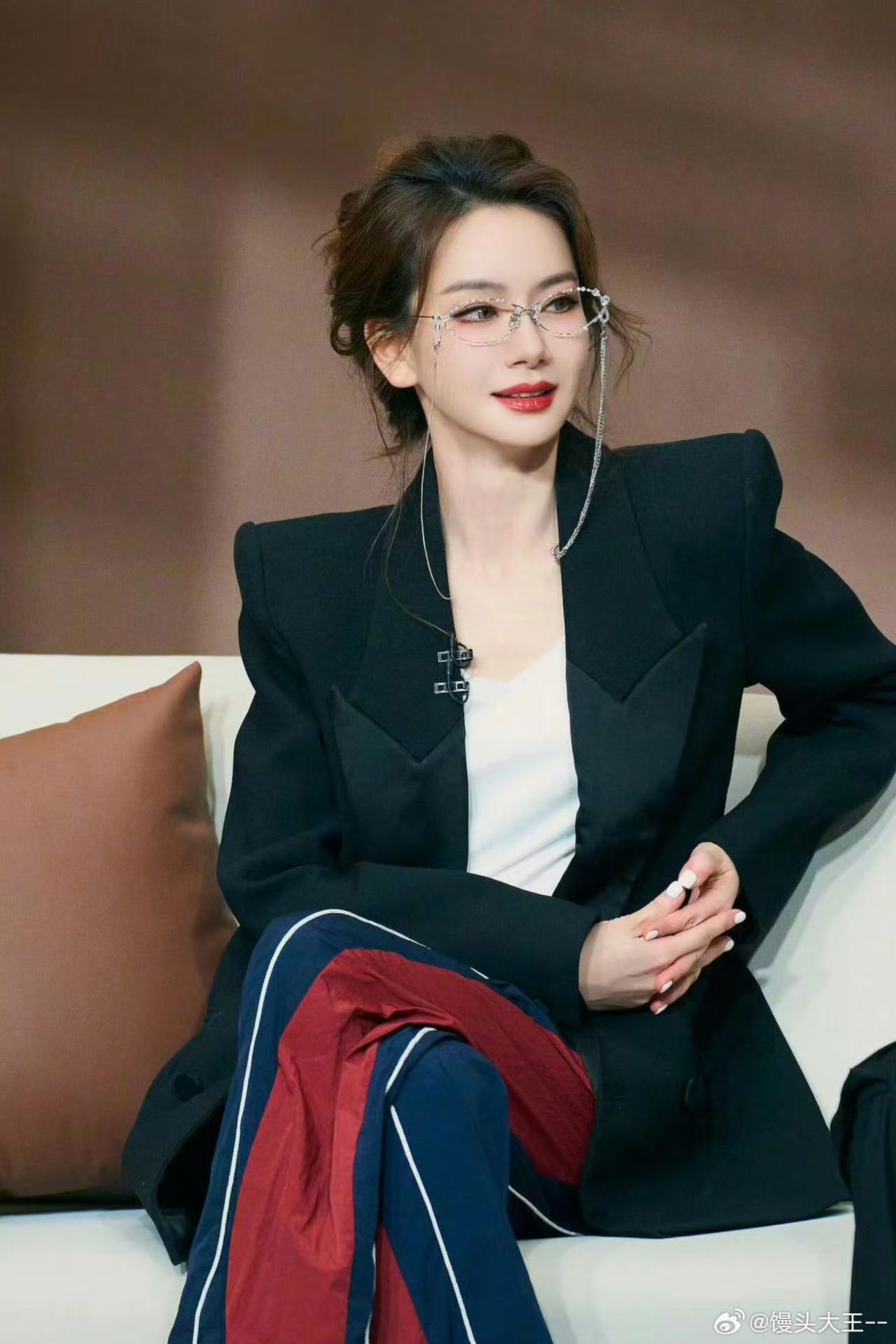 戚薇完美诠释爱人也爱己大侦探 十周年限定温情瞬间氛围感满满，戚薇温柔写下走心感言