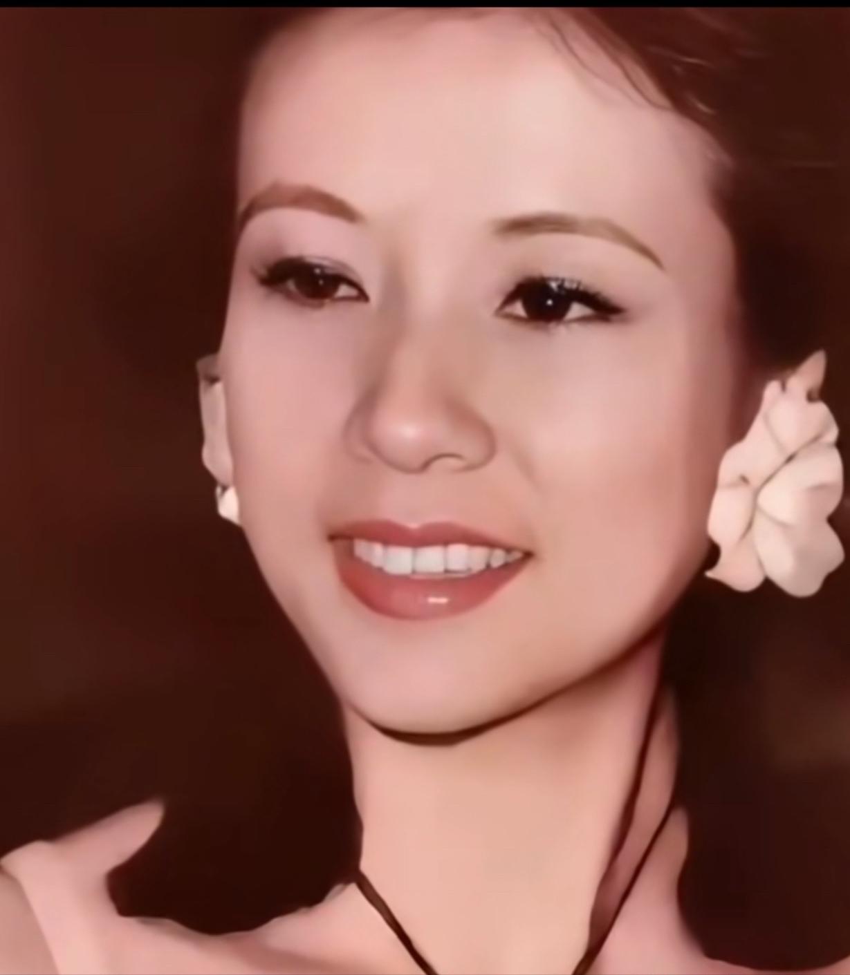 莫文蔚妈妈真实长相曝光，竟然这么美！中伊德混血，年轻时简直是神仙颜值，终于知道莫