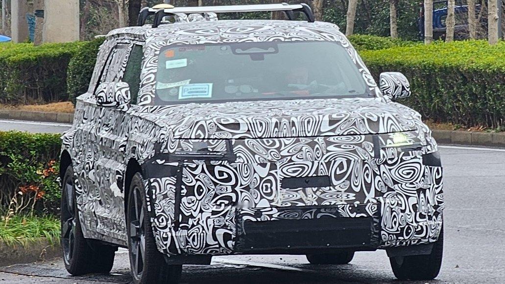 奇瑞捷豹路虎的最新神行者新车谍照曝光，目测个头榆V23差不多，4月北京车展首秀大
