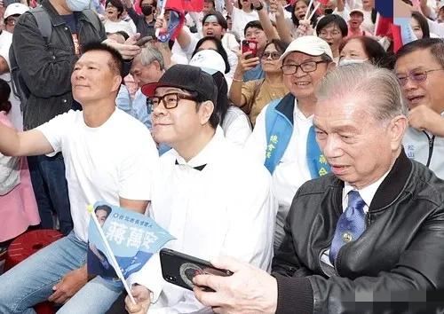 蔡康永黑衣黑帽抵达蒋万安竞选总部成立大会现场，但落座后白色上衣示人！客随主便？