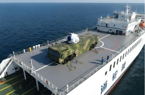 最近网上一组照片传得挺热，画面里一艘涂着红白相间民用涂装的滚装船，舰桥旁边的平台