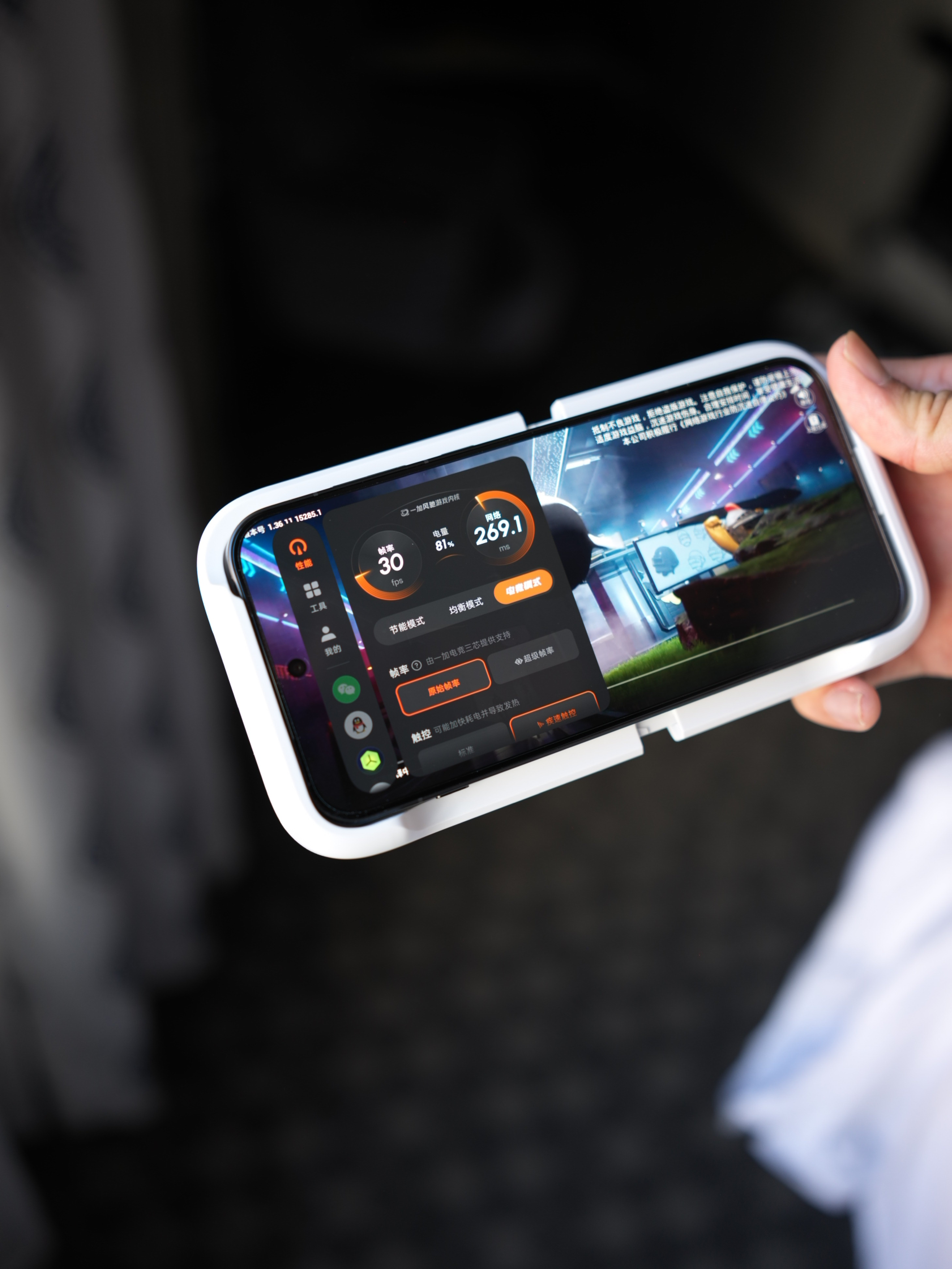 这次来美国出差带上了「一加 Ace6 至尊版」跟「一加枪神手柄」。不得不讲，这套