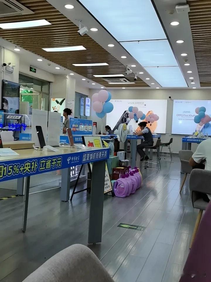 今天突然发现电信号码突然多了几项业务，平常那个手机号码我没在用，放假期间就是五岁