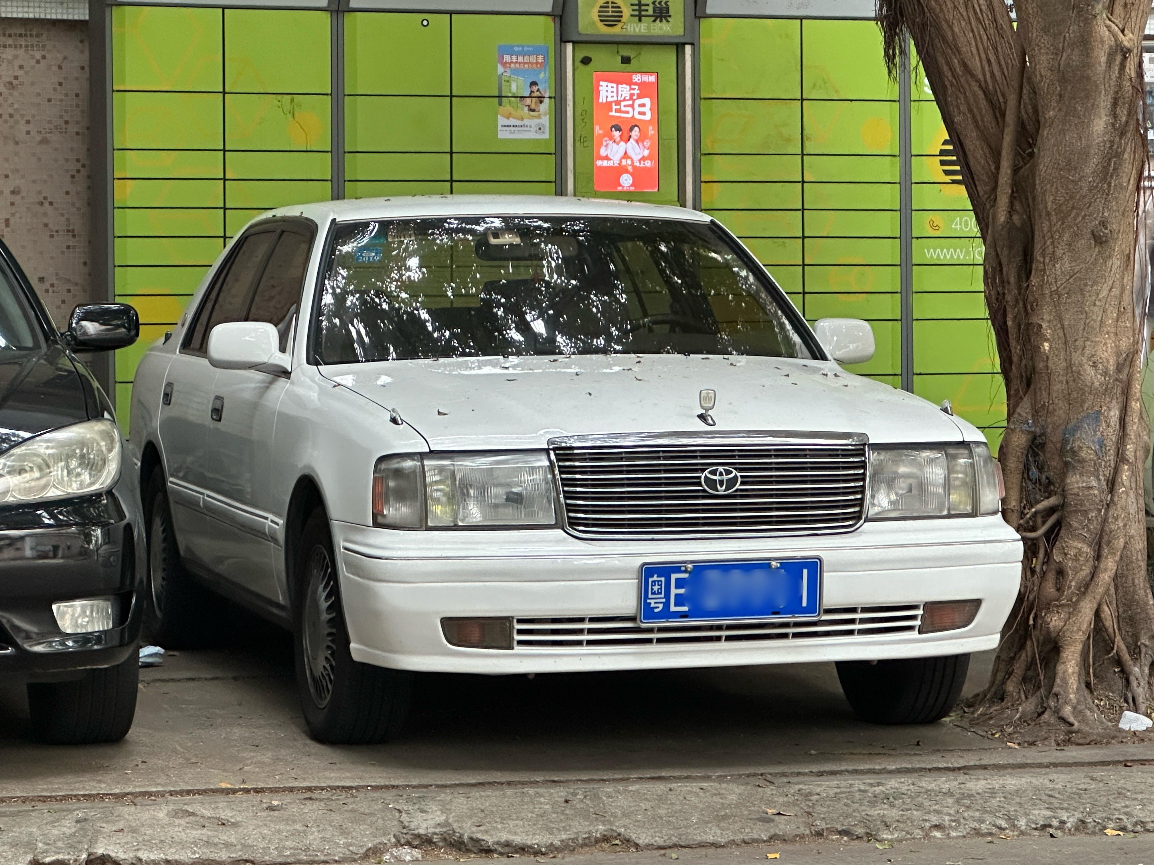 我市日常 遇到一台应该是被翻新过的皇冠155，还是少见的白色。可惜车牌也被换成了