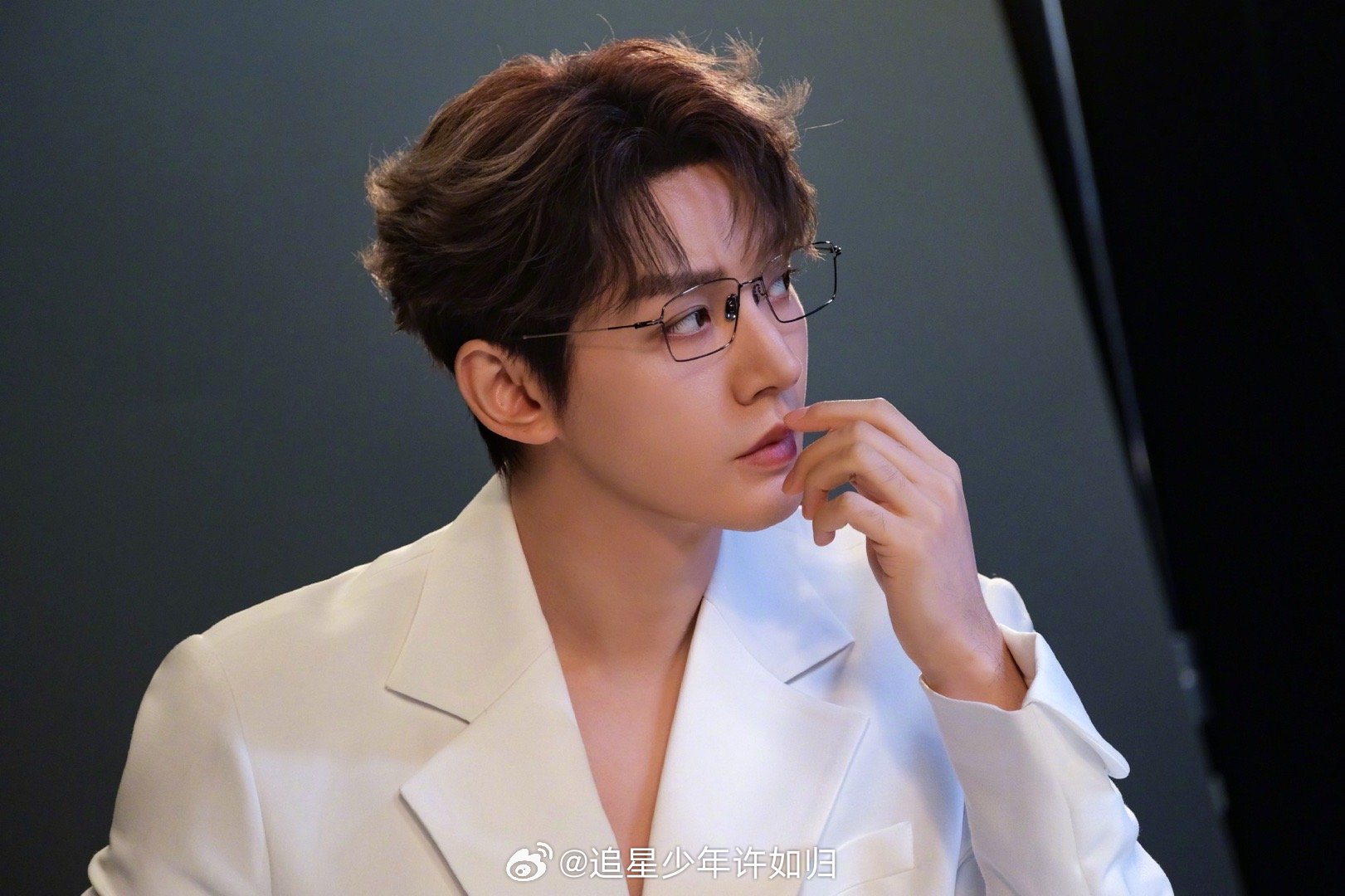 邓为戴银框眼镜太夯了 他戴眼镜和不戴眼镜完全是两种氛围，不戴是温润公子，戴上就多