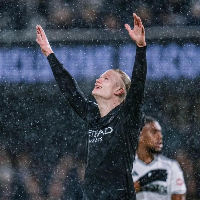 哈兰德百球创纪录，曼城5比4险胜富勒姆哈兰德独造3球，刷新英超神迹！5-1变5-