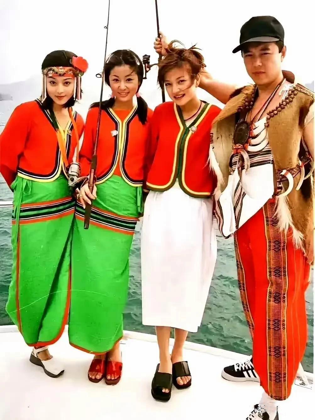 张铁林与还珠三美同框靓照：
画面中身着一套民族风格服饰的''皇阿玛''张铁林胖瘦