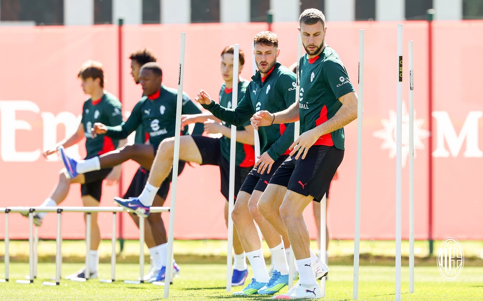 【训练组图】 🔴⚫️ 国脚们全员归队。💪🏻sempremilanforza