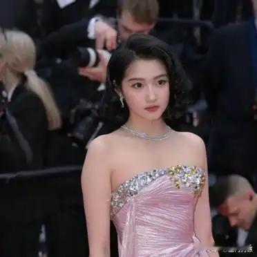 关晓彤天生一张娃娃脸，少女感满满，看着格外减龄。 