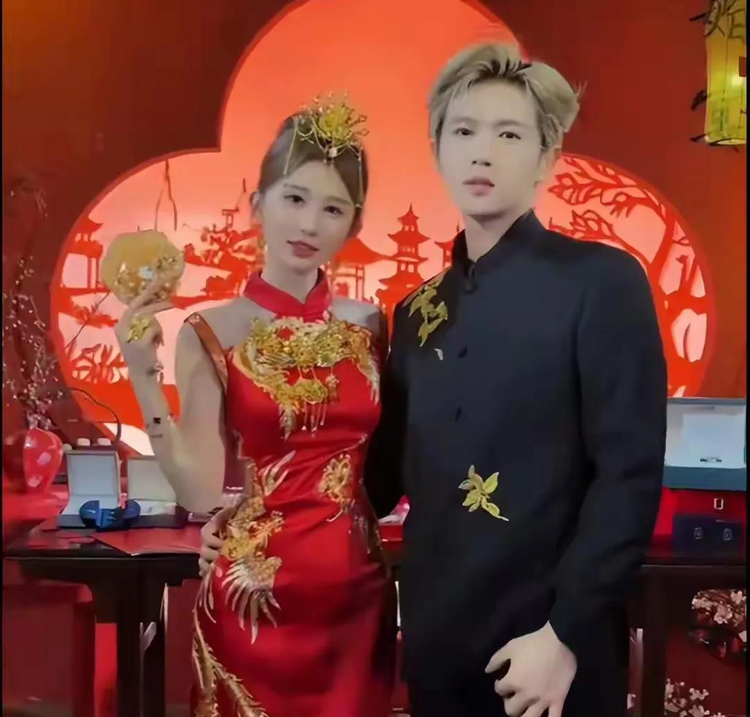 靠模仿明星月赚500万？
点开鹿哈订婚以为鹿晗官宣，
结果发现是那个靠模仿鹿晗爆