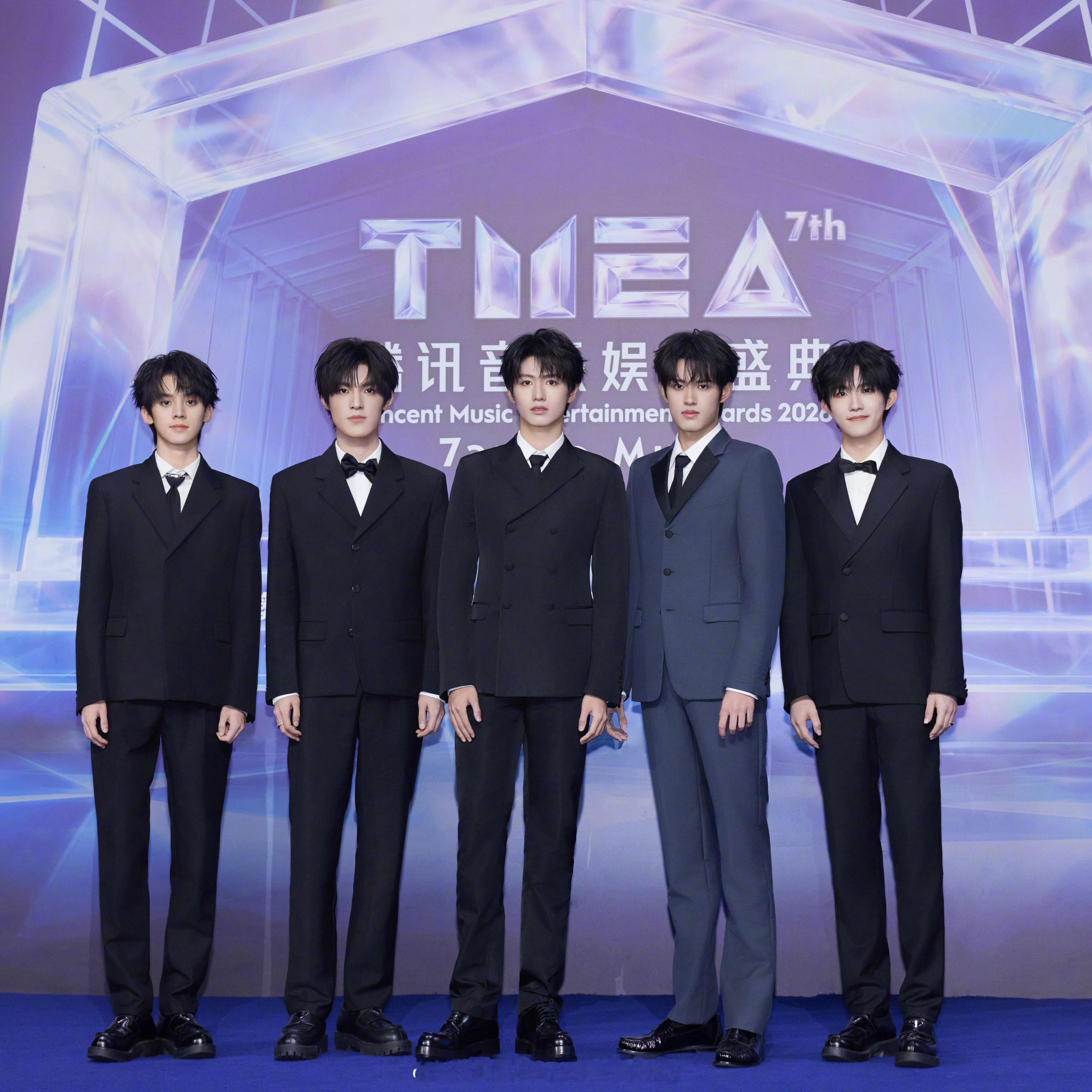 TOP登陆少年组合成员朱志鑫、张泽禹、张极、左航、苏新皓身着Prada特别定制西
