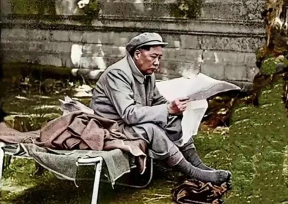 1954年4月5日，毛主席第二次到访明十三陵期间，在长陵祾恩殿外休憩时拍摄，由专