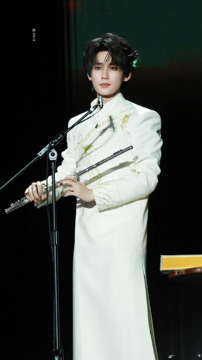 张真源长笛独奏张真源上海演唱会长笛独奏燥热喧闹的上海演唱会场馆，张真源加冕礼长笛