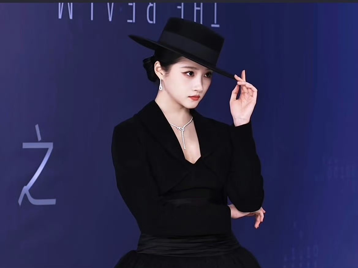 关晓彤发表情后秒删应该是不小心点错了吧，期待岁月有情时，这种事情就不要放大了。 