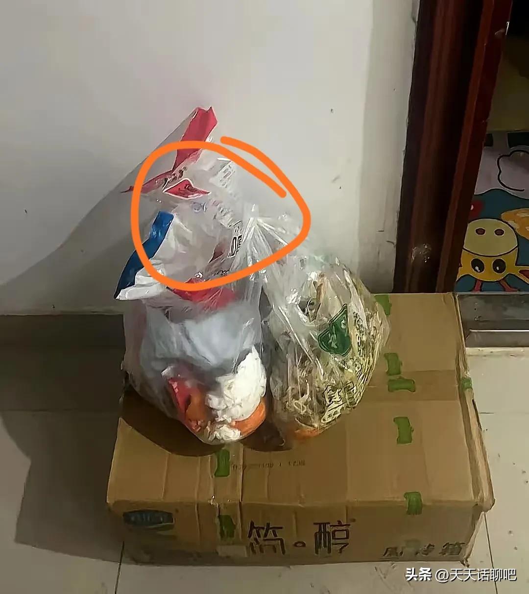 对门邻居也是管的太宽了，
我的垃圾没有时间去扔，
就封好口放在门外有什么不可，
