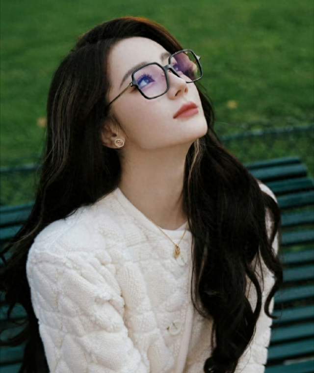 迪丽热巴学姐氛围感拉满，学姐你真的太美好了✨