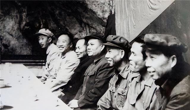 1955年授衔，是新中国对革命战争年代功臣的一次正式评定。毛主席曾笑言：“男儿有