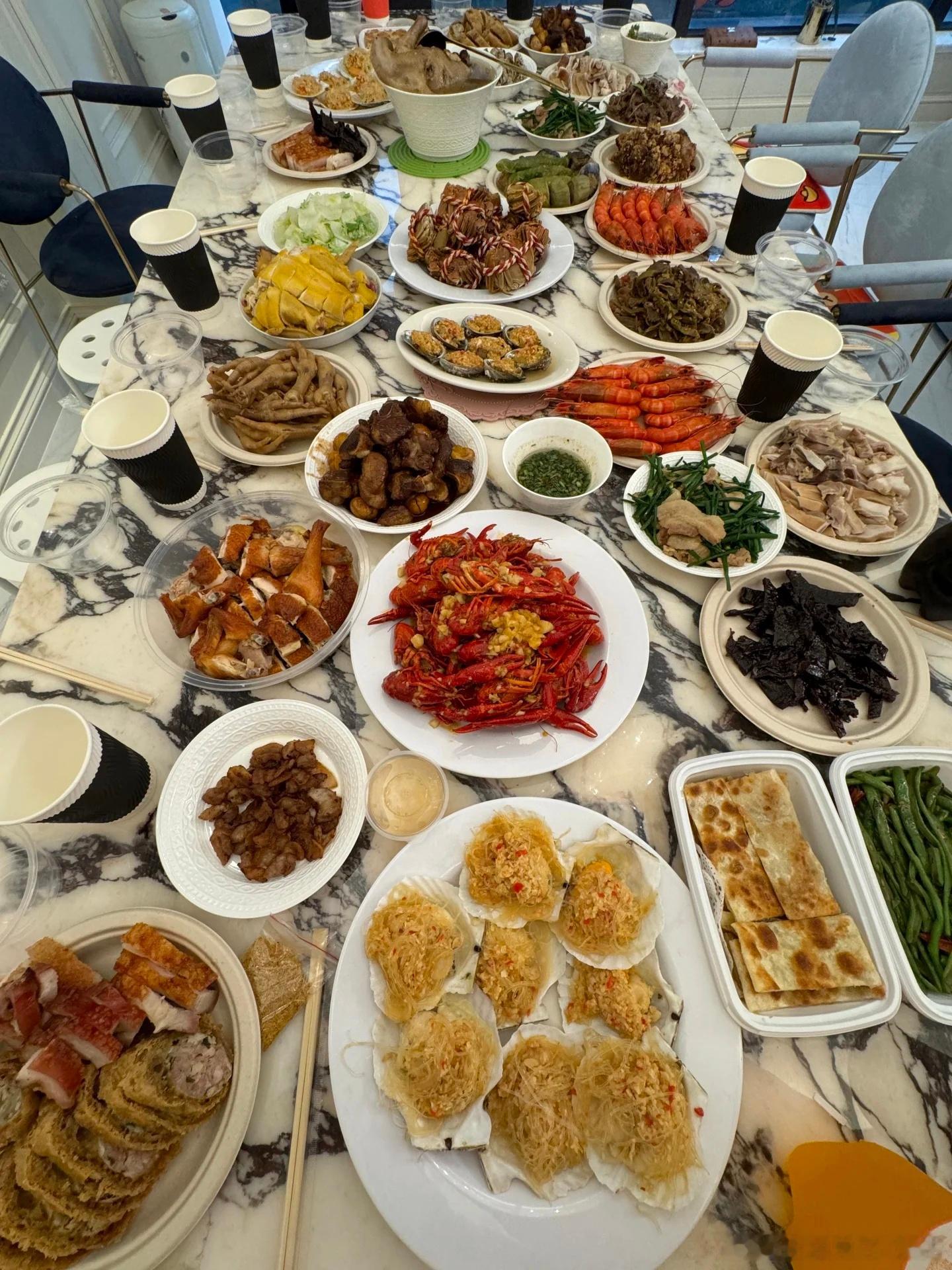 昨天在爸妈家吃了顿团圆饭，今天换我露一手！忙活了一下午，今晚宴请爸妈和岳父岳母一