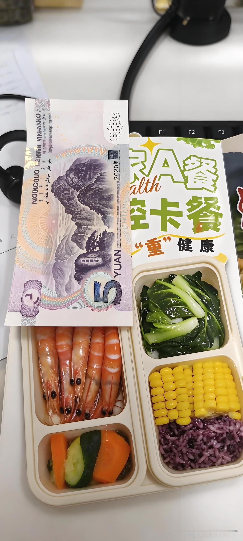 深圳龙华的餐饮店“熊当家厨房”，在开业期间推出了一种特别的宣传方式。
 
商家向