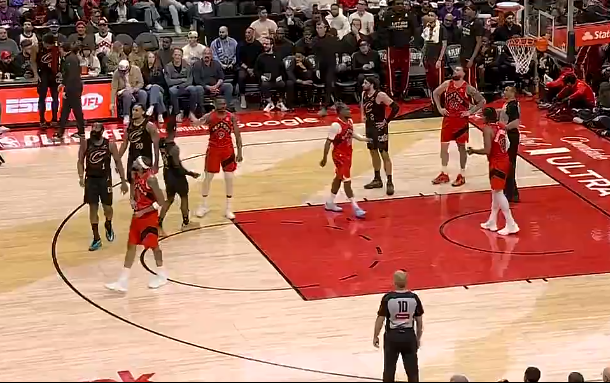 巴雷特搂抱施罗德被推开，两人爆发争吵双双吃T