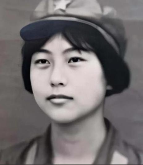 1982年，一女飞行员驾驶运输机从张家口机场起飞，当飞机爬到700米高空时，一架