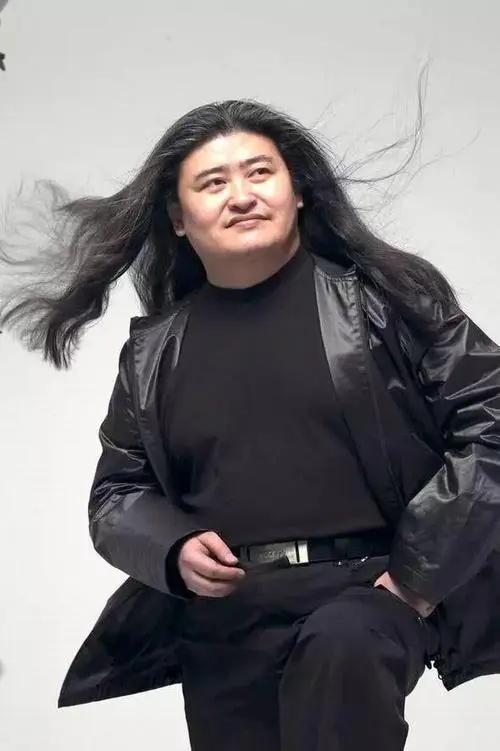 台湾流行音乐教父，无疑是罗大佑。但是内地流行音乐教父，一直在两个人之间有争议，一