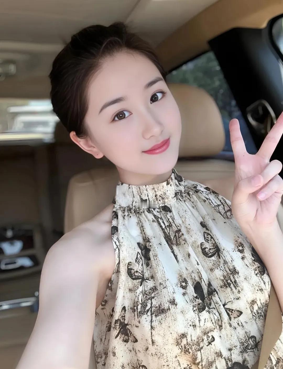 在那个春意盎然的季节，他与她在一片花海中相遇。她，如同花中的仙子，一笑倾城。他心
