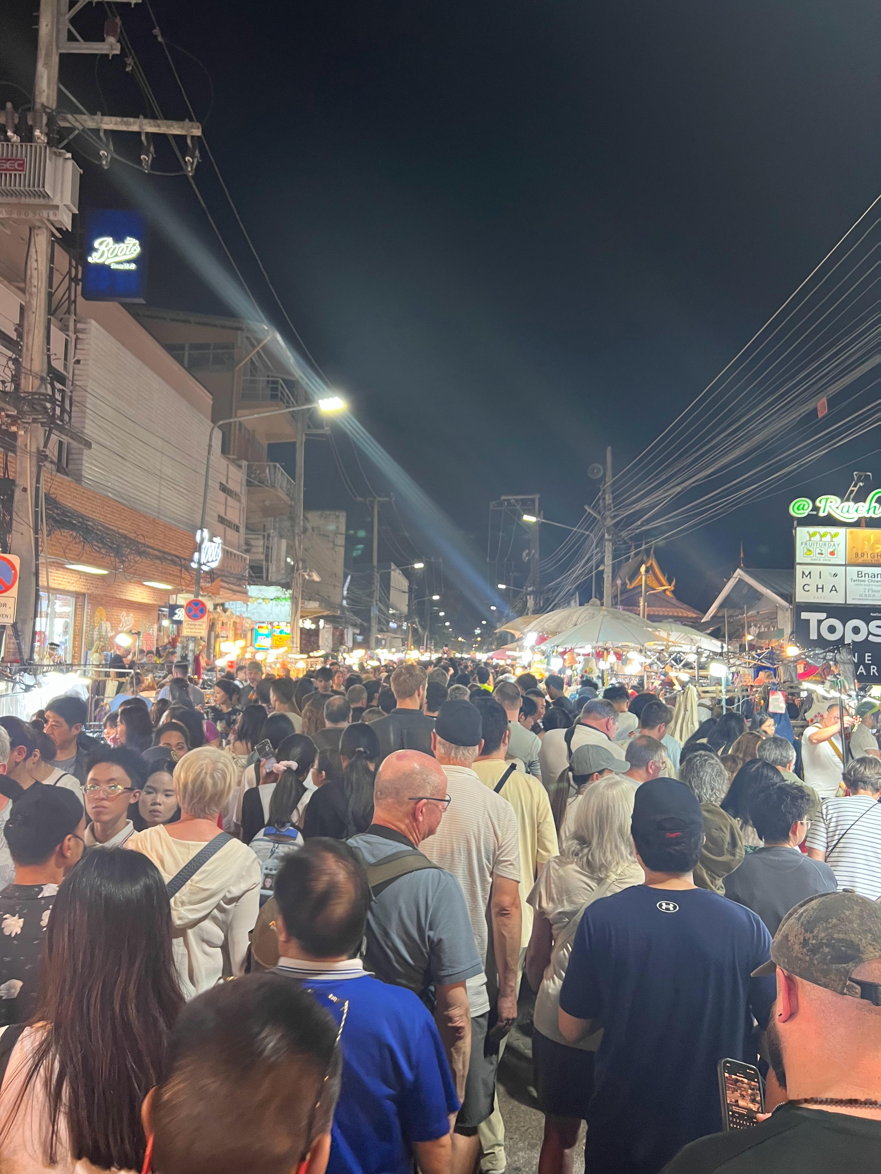 人山人海，走不动道，清迈周日夜市 