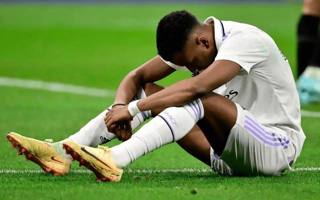 令人发指！8000万天才创耻辱纪录：31场不进球123年最差 眼神迷离 北京时间