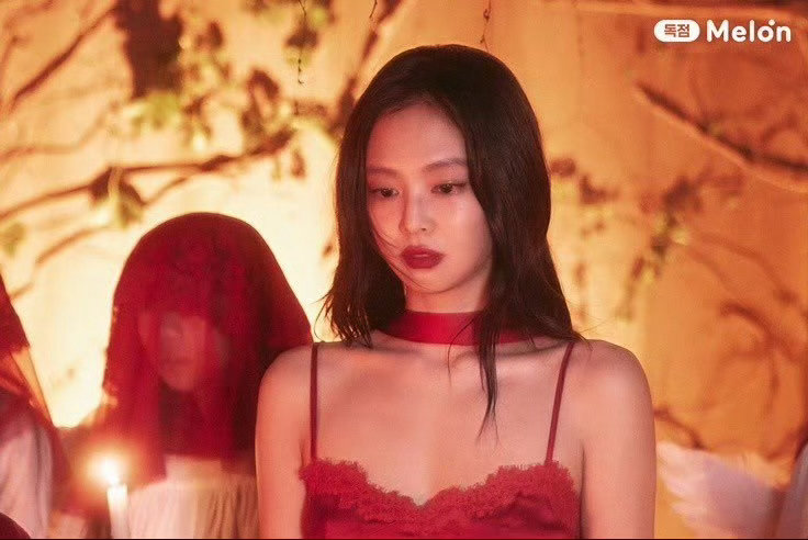Jennie新歌MV走过路过不要错过 来来来这么美的造型一定要买一个回家欣赏啊 