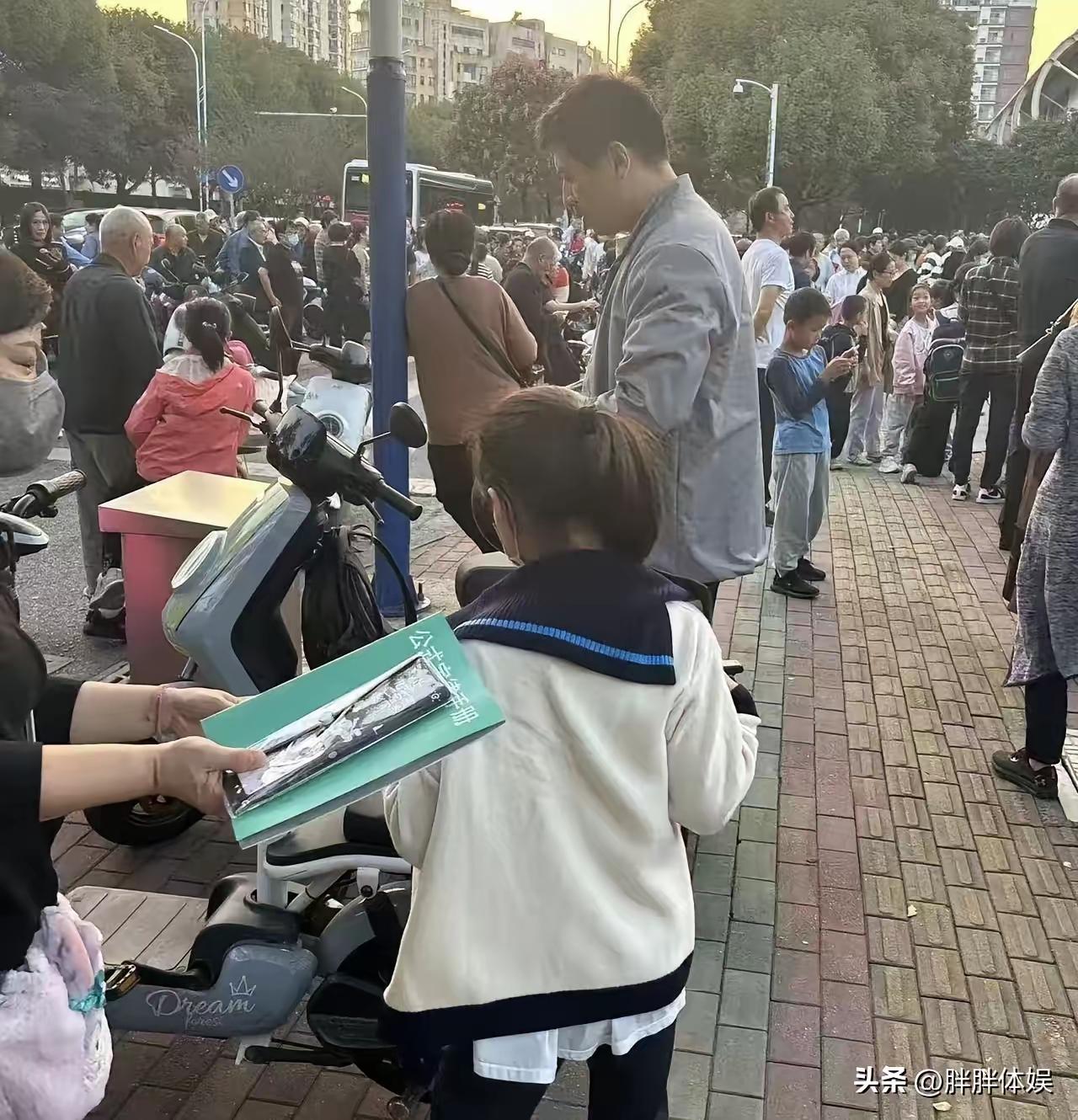 张老师的电动车已经被挪到了车库， 这台小牛电动车 陪着张老师，传说与苏州的大街小