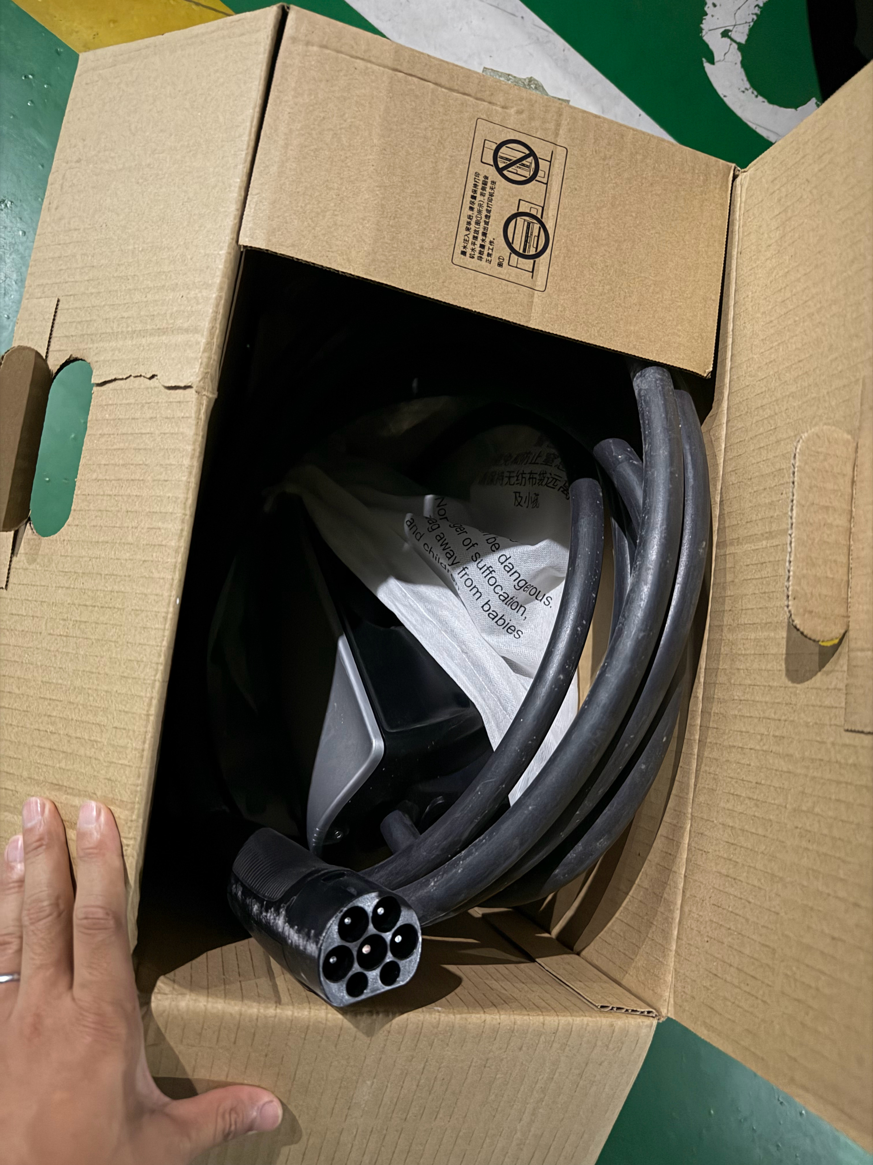 今天把特斯拉Model3送去车商，之前给这车配了一个原厂的充电桩，当时好像花了8