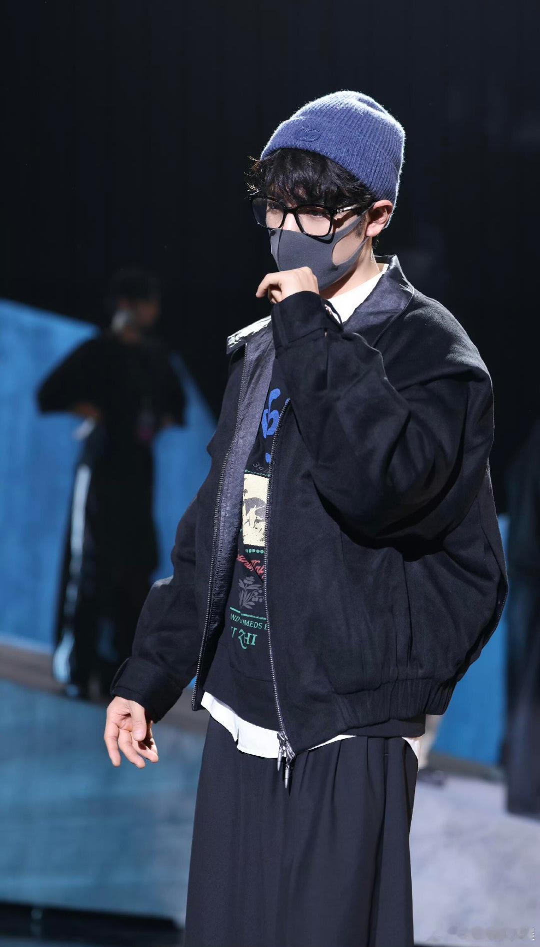 肖战东方卫视跨年彩排碎片掉落肖战今晚东方卫视跨年彩排碎片掉落，今晚舞台肯定超帅的