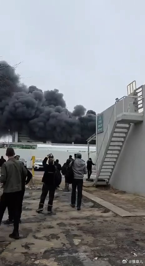 以色列贝尔谢巴以南的尼奥特霍瓦夫工业区遭到打击后冒出浓烟。 