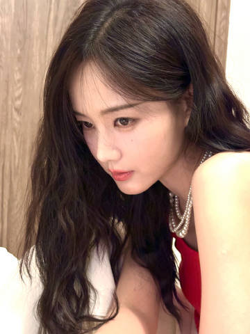 #李一桐紧急撤回一个直播事故# 光看狗狗了[淡淡的] ​​​