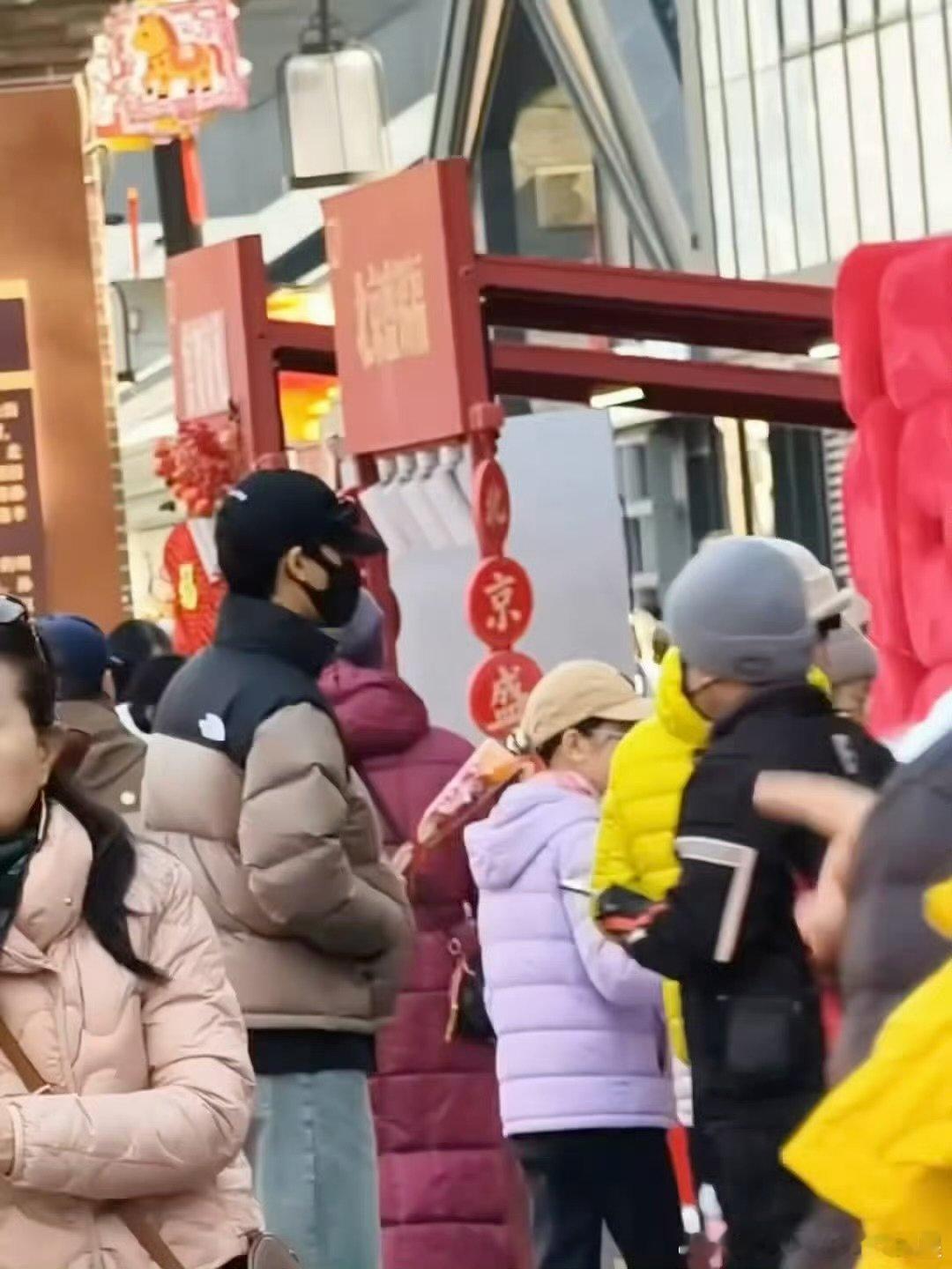 李昀锐在北京被偶遇逛集市李昀锐在北京被偶遇逛集市 