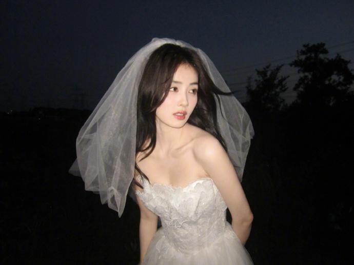 白鹿
将最后一抹橘色，别在蕾丝的领边。
木栈道还留着白昼的余温，
我先于晚风，抵