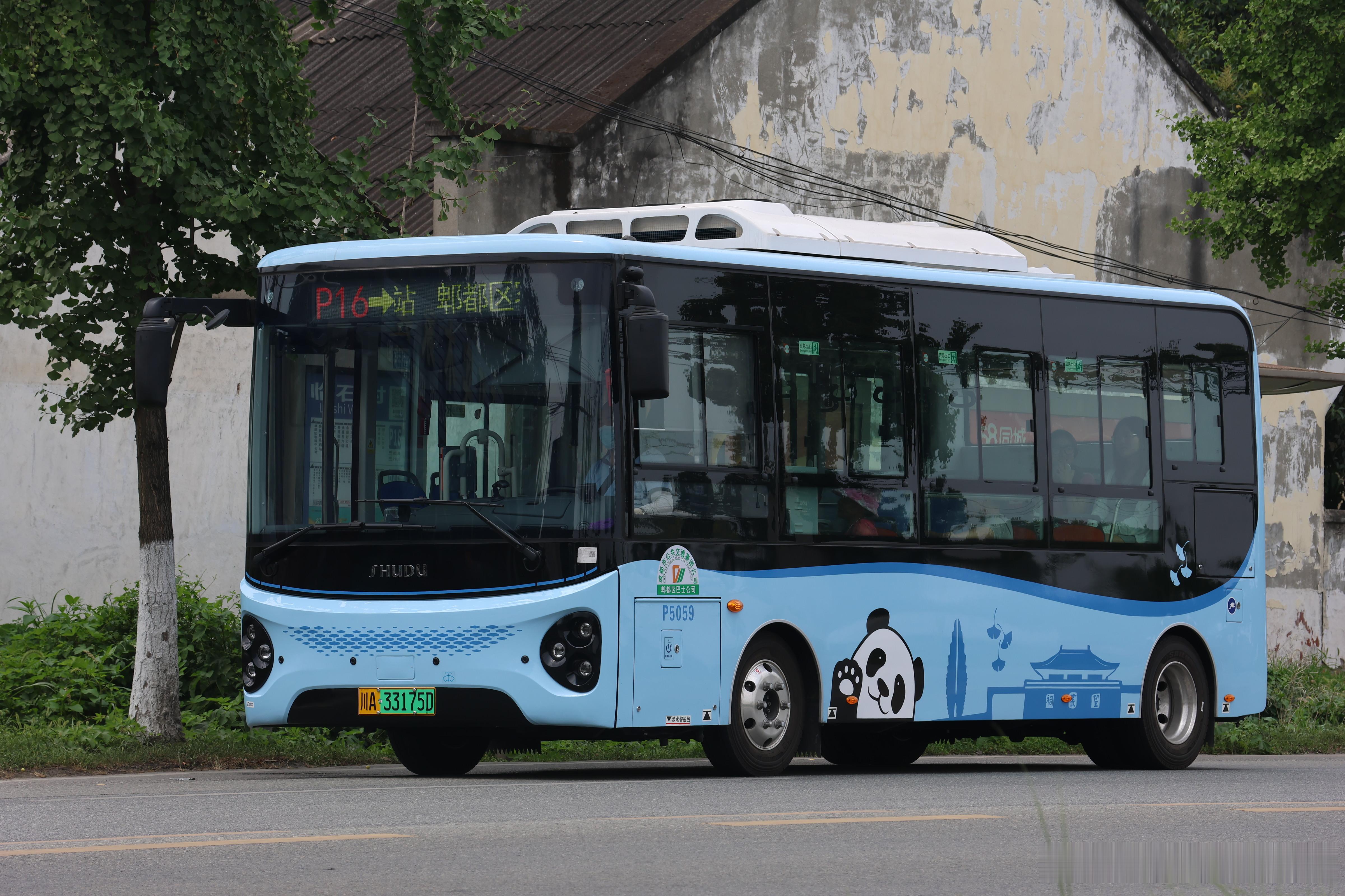 去彭州路上经过郫县，拍了郫县的2026年两款新车EC70、EC89。 