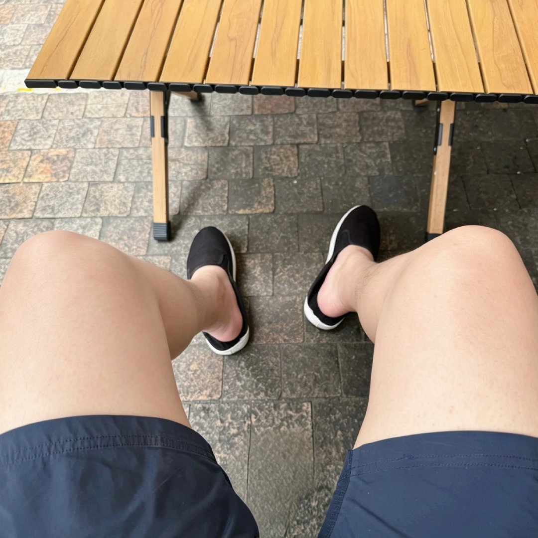 如果你在西双版纳的街头看到一个穿短裤疯狂抖腿的人，请不要质疑他没素质，他真的只是