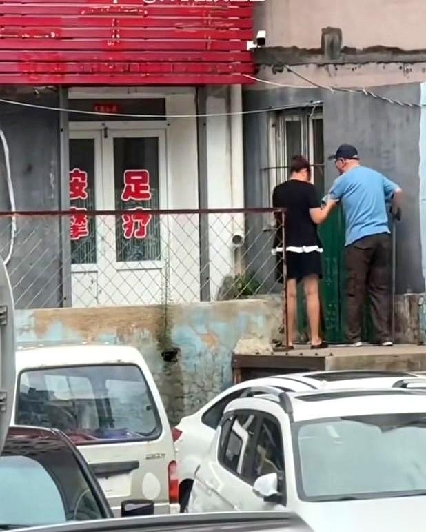 街边足疗店的玻璃门，映出一个颤巍巍的影子。
一个老大爷，看着得有七十多了，手里的