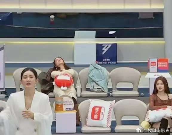 侯宇浪姐直播睡觉侯宇直播小憩并非摸鱼，早已听完规则为队献策，真诚回应超圈粉，组内